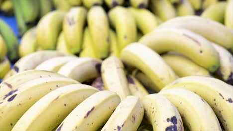 Frische-Bananen-Werden-Im-Lebensmittelgeschäft-Zum-Verkauf-Angeboten