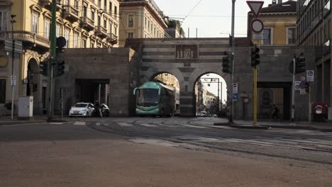 Milano-Porta-Cavour-Tráfico-Autobús-Coche-Conducción-Rápida-Día-De-Verano