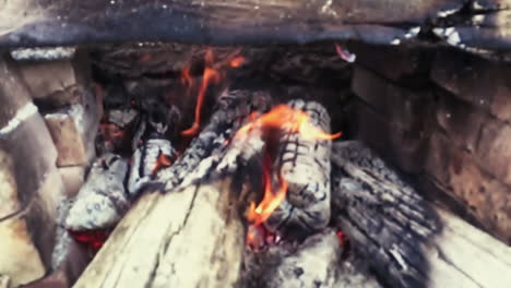 Verschwommenes-Holzfeuer-In-Einem-Bauernhof-Zum-Braten-Von-Fleisch