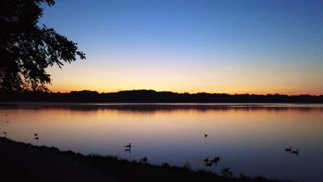 Luftaufnahme-Des-Sonnenaufgangs-über-Dem-Reeds-Lake-In-Michigan,-Usa