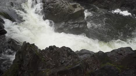 Zeitlupenaufnahme-Eines-Flusses-Und-Eines-Wasserfalls,-Der-Durch-Eine-Enge-Schlucht-Fließt