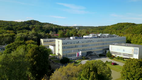 Edificio-De-La-Facultad-De-Economía-De-La-Universidad-De-Gdansk-En-Polonia---Dron-Aéreo,-Plano-General