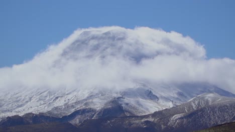 Las-Nubes-Ruedan-Sobre-Los-Picos-Nevados-En-El-Paso-Arthurs-De-Nueva-Zelanda
