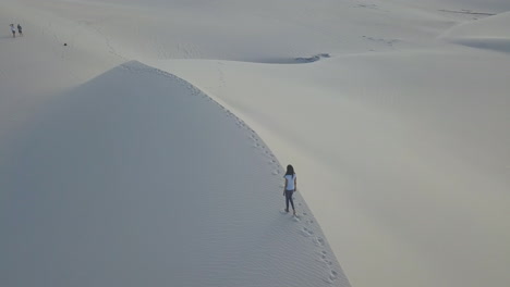 Luftaufnahmen-Von-Menschen,-Die-Auf-Sanddünen-In-Südafrika-Wandern