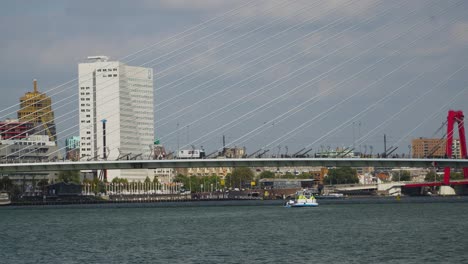 Verkehr-Auf-Der-Erasmusbrücke-Rotterdam-Mit-Booten-Darunter
