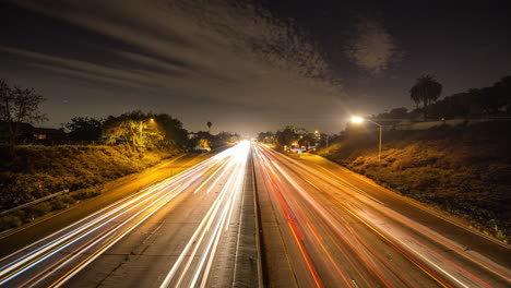 Zeitraffer-Des-Dichten-Nachtverkehrs-über-Die-Autobahn-In-Los-Angeles