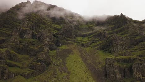 Eine-Luftaufnahme-Eines-üppigen-Berges-An-Einem-Stimmungsvollen-Tag-In-Island