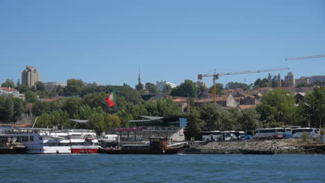 Riesige-Portugiesische-Flagge-Weht-Im-Wind-In-Der-Stadt-Porto