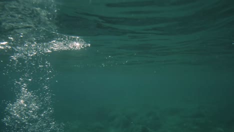 Einfädeln-Von-Wasser-In-Zeitlupe,-Schwimmen-Im-Meer