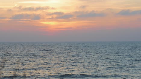 Romantischer-Sonnenuntergang-Im-Meer-Durch-Die-Wolken