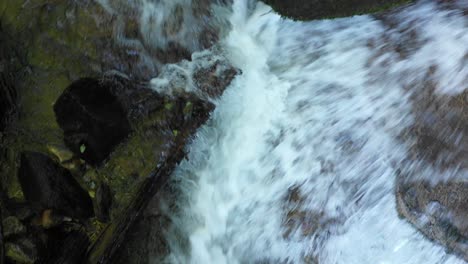 Gebirgsfluss,-Der-über-Felsen-Und-Felsbrocken-Im-Wald-Fließt,-Bistriski-Vintgar-Schlucht-Auf-Dem-Pohorje-berg,-Slowenien,-ökologisches-Sauberes-Wasserkonzept,-Natürliche-Ressourcen,-Vogelperspektive-Von-Oben