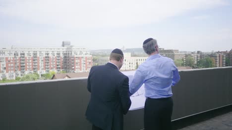 Dos-Hombres-De-Negocios-Judíos-Inspeccionan-Un-Sitio-De-Construcción-De-Varios-Niveles