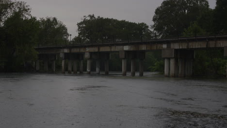 Una-Toma-Amplia-De-Un-Puente-De-Tren-Sobre-El-Río-San-Marcos-Mientras-Llueve