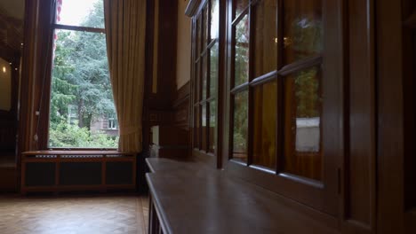 Eine-Pfanne,-Die-Das-Innere-Eines-Typischen-Amsterdamer-Hauses-Mit-Hölzernen-Fensterrahmen-Enthüllt