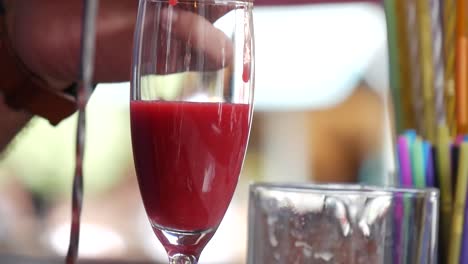 Fruchtpüree-Wird-In-Ein-Cocktailglas-Champagnerglas-Gefärbt