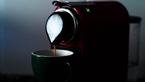 Kaffeemaschine-Gießt-Kaffee-In-Eine-Tasse