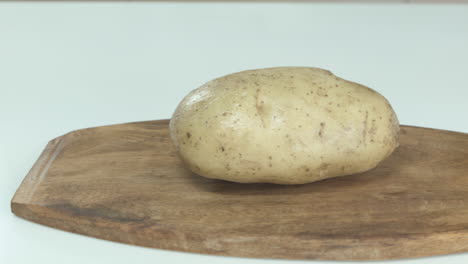 Panning-Shot-of-Potato-on-Chopping-Board