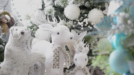 Schöne-Weihnachtsdekoration-Mit-Kleinen-Weißen-Tieren-Und-Weihnachtsbaumhintergrund