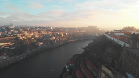 Luftaufnahme-Des-Flusses-Douro-In-Porto-Bei-Sonnenuntergang-Und-Sonnenaufgang