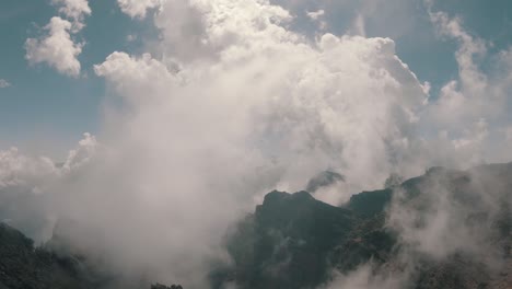 Epische-Luftaufnahmen-über-Wunderschönen-Wolkigen-Vulkanbergen