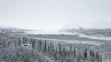 Drohne-Fliegt-über-Wald-Und-Hütte-Im-Blick-Auf-Den-Gletscher-In-Alaska