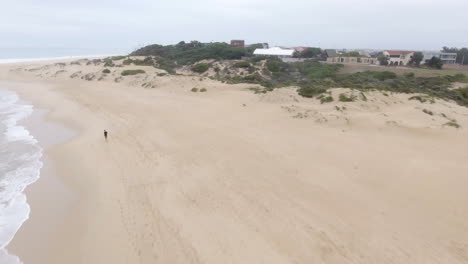 Vuelo-Aéreo-A-Lo-Largo-De-Una-Playa-Exótica-En-Sudáfrica