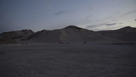 Schöne-Aussicht-Von-Einem-Auto-Auf-Einen-Lebendigen-Sonnenuntergang-In-Der-Kleinen-Sahara-wüste-In-Zentral-utah