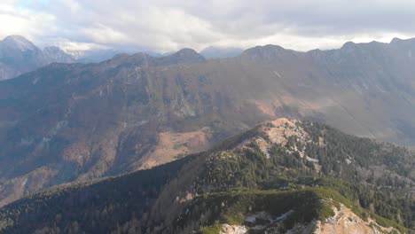 Volando-En-Los-Alpes-Julianos-Con-Nubes-De-Tormenta-En-El-Fondo