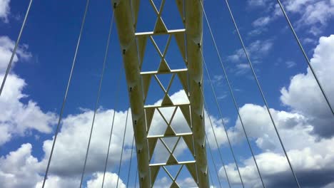 Weitwinkelaufnahme,-Wie-Man-Sich-Vorwärts-Bewegt,-Nach-Oben-Schaut-Und-Heranzoomt,-Während-Man-Die-Humber-Bay-Arch-Bridge-überquert