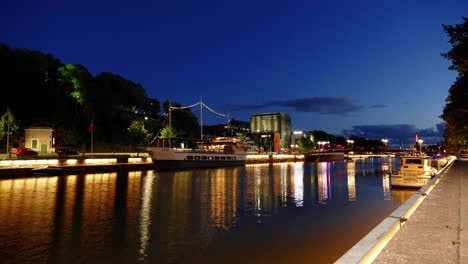 Kleiner-Fluss-Im-Stadtzentrum-Von-Turku