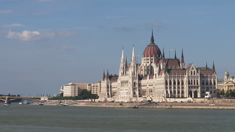 Budapest-Im-Sommer-Mit-Einem-Schönen-Blick-über-Die-Stadt-Und-Den-Fluss
