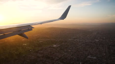 Ein-Blick-Aus-Einem-Flugzeugfenster-Beim-Flug-über-Los-Angeles,-Ca