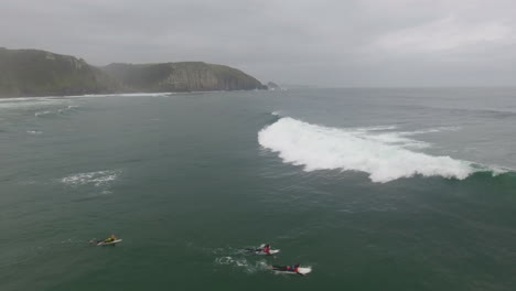 Cinemática-De-Acción-Aérea-Sobrevolando-A-Los-Surfistas-Surfeando-En-Coffee-Bay-En-Sudáfrica