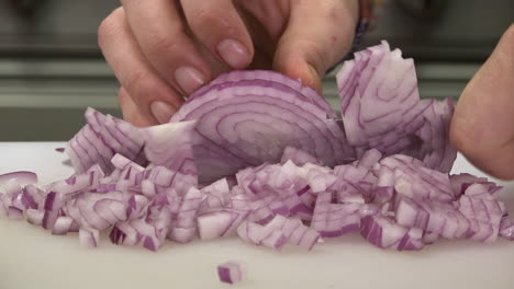 The-proper-way-to-dice-a-red-onion-with-a-knife