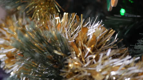 Oropel-De-Oro-Colgando-De-Un-árbol-De-Navidad