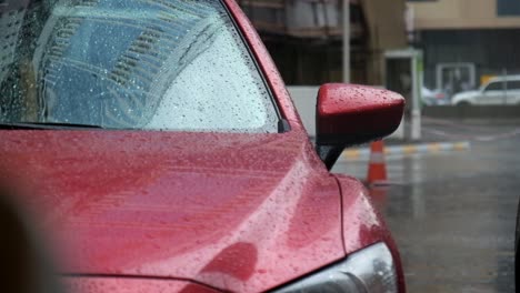 Glänzendes-Rotes-Luxusauto,-Geparkt-Unter-Leichtem-Regen-In-Dubai,-Vereinigte-Arabische-Emirate