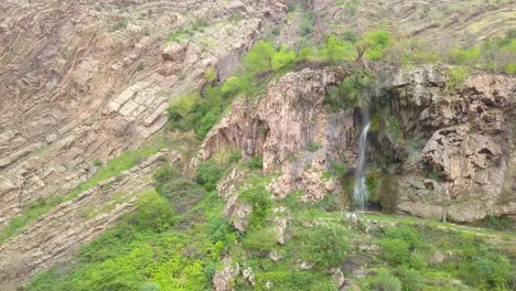 Ein-Sehr-Schöner-Wasserfall-In-Kermanshah-Iran