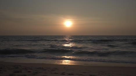 Zeitlupenwellen-Vom-Meer-Mit-Sonne-Im-Hintergrund