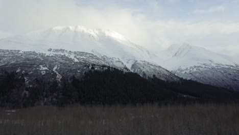Die-Drohne-Gewinnt-An-Höhe-Und-Zeigt-Einen-Großen-Alaska-Berg-Hinter-Den-Bäumen