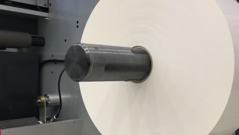 Große-Weiße-Papierrolle-In-Der-Rollmaschine
