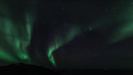 Un-Lapso-De-Tiempo-De-La-Aurora-Boreal-Y-La-Vía-Láctea-Sobre-El-Mar-Y-Las-Islas-Del-Norte-De-Noruega