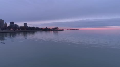 Blick-Auf-Den-Lake-Michigan-über-Den-Sonnenuntergang-Am-Wasser