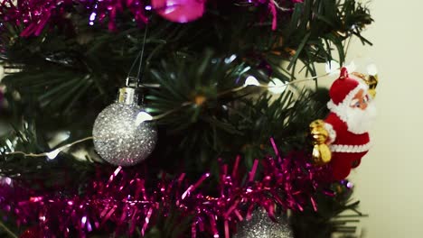 Imagen-En-Movimiento-De-Izquierda-A-Derecha-De-Las-Decoraciones-Del-árbol-De-Navidad