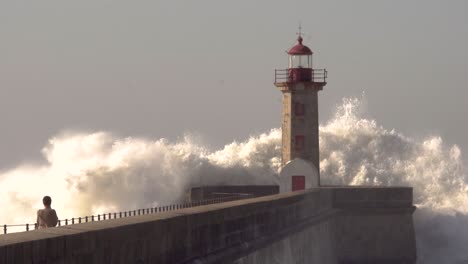 Große-Wellen-Schlagen-über-Den-Leuchtturm-In-Der-Stadt-Porto-In-Portugal