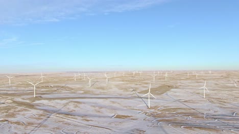 Luftaufnahmen-Von-Windkraftanlagen-An-Einem-Kalten-Winternachmittag-In-Calhan,-Colorado