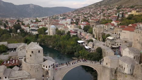 Toma-Aérea-De-Stari-Most,-Puente-Viejo,-En-Mostar