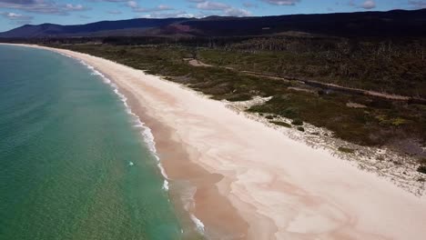 Drone-Pan-Sobre-Playa-De-Arena-Blanca-Y-Costa-Azul-Del-Océano-En-Tasmania,-Australia