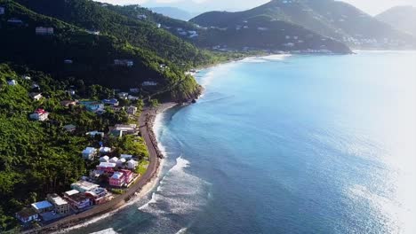 Luftaufnahmen-Vom-Strand-Der-Britischen-Jungferninsel-Tortola,-Vorbeiflug-Lokaler-Häuser-Am-Wasser,-Winkel-1