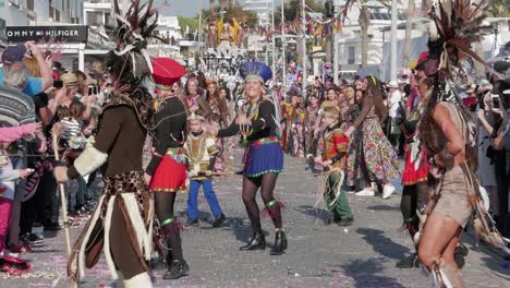 Adultos-Y-Niños-Actúan-Juntos-Con-Trajes-Africanos-En-El-Carnaval-De-Paphos