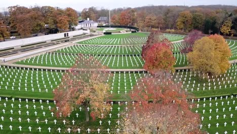 Vista-Aérea-Del-Cementerio-Americano-Y-Memorial-En-Cambridge,-Reino-Unido